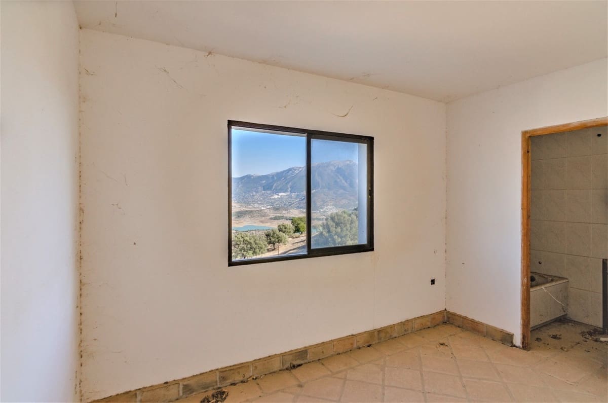 12 bedroom Villa for sale in Vinuela with garage - € 580,000 (Ref: 10128696)