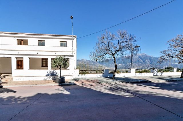 12 bedroom Villa for sale in Viñuela with garage - € 580,000 (Ref: 10128696)