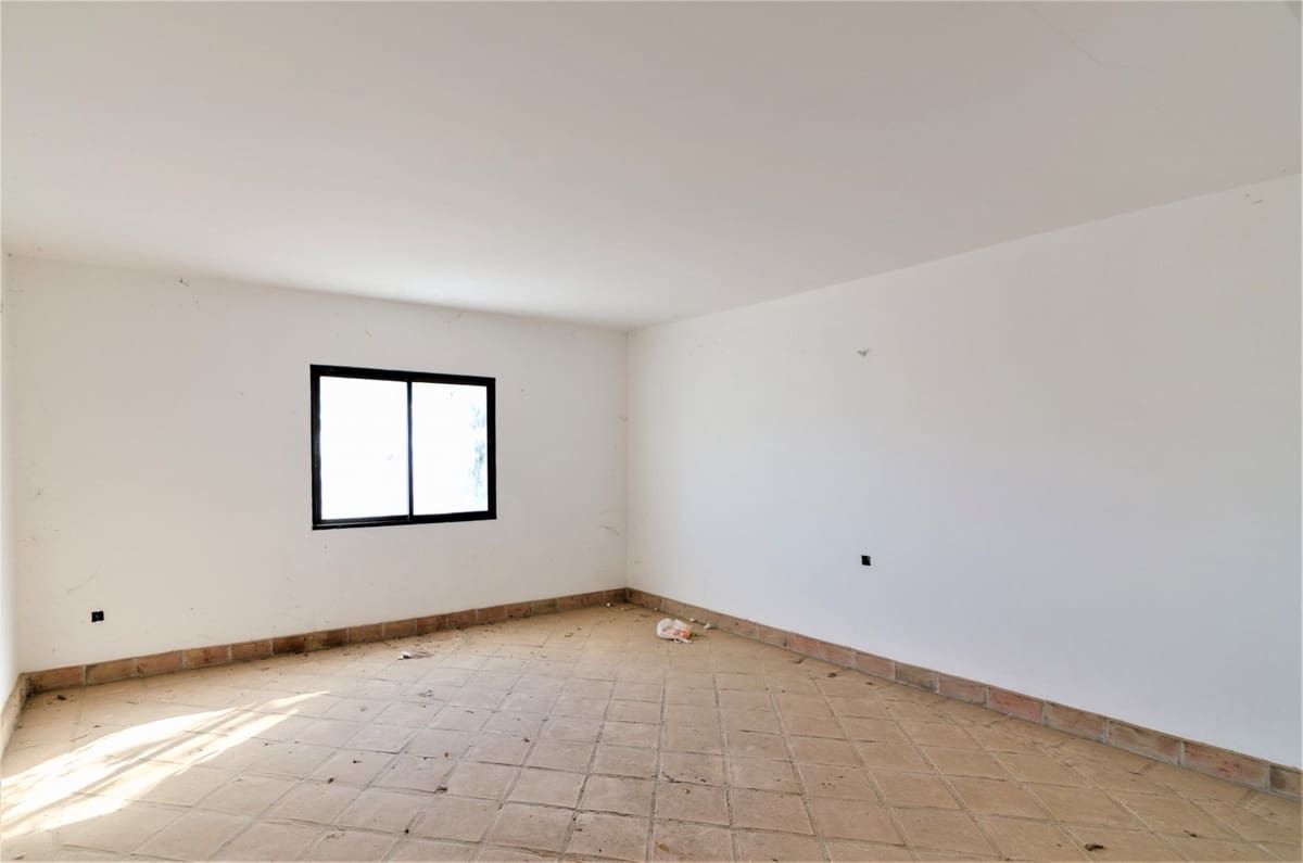 12 bedroom Villa for sale in Vinuela with garage - € 580,000 (Ref: 10128696)