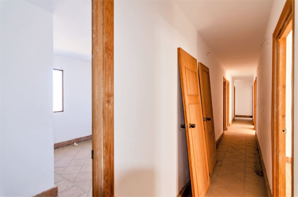 12 bedroom Villa for sale in Vinuela with garage - € 580,000 (Ref: 10128696)