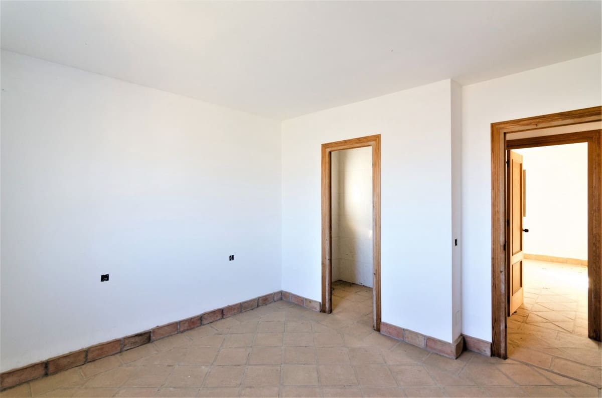 12 bedroom Villa for sale in Vinuela with garage - € 580,000 (Ref: 10128696)
