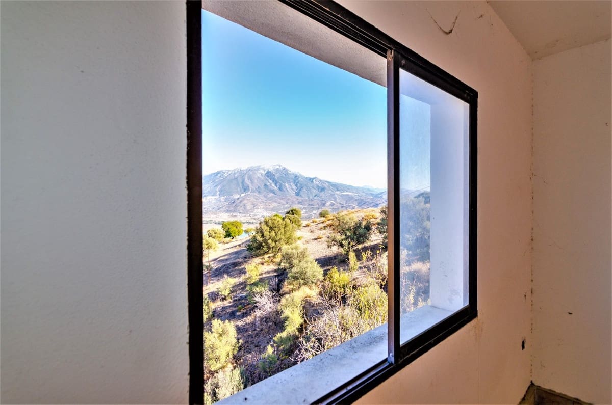 12 bedroom Villa for sale in Vinuela with garage - € 580,000 (Ref: 10128696)