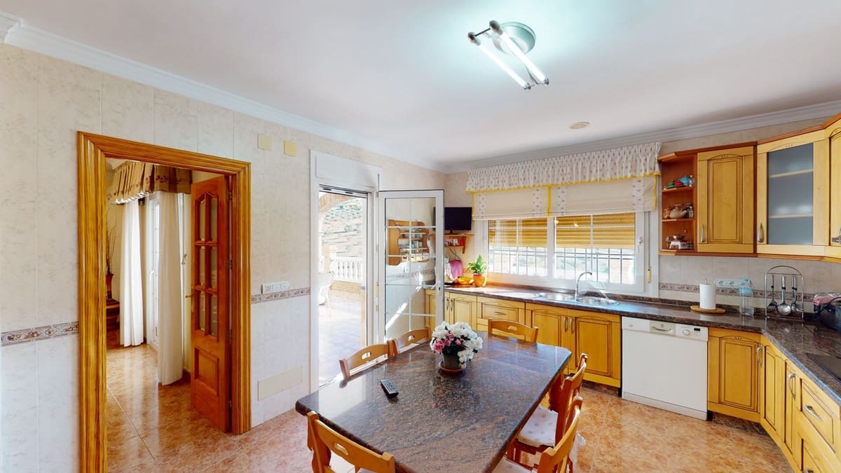 6 Zimmer Villa zu verkaufen in Alcaucin mit Pool Garage - 674.500 € (Ref: 10128700)