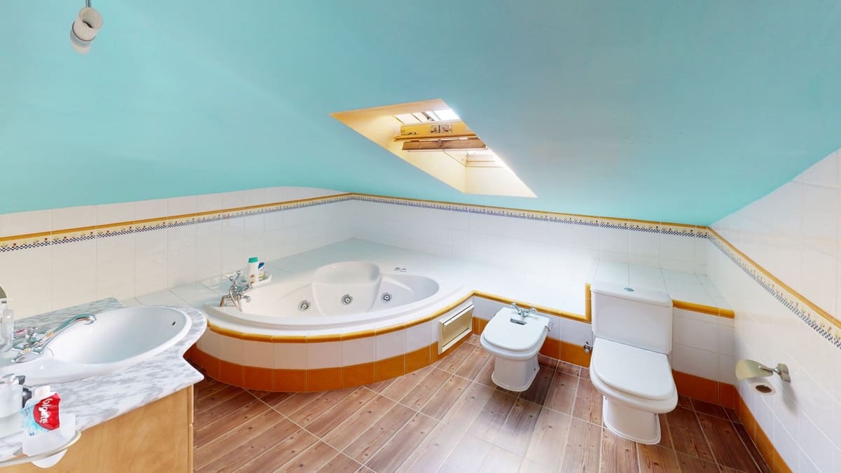 6 Zimmer Villa zu verkaufen in Alcaucin mit Pool Garage - 674.500 € (Ref: 10128700)