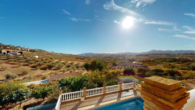 6 Zimmer Villa zu verkaufen in Alcaucín mit Pool Garage - 674.500 € (Ref: 10128700)