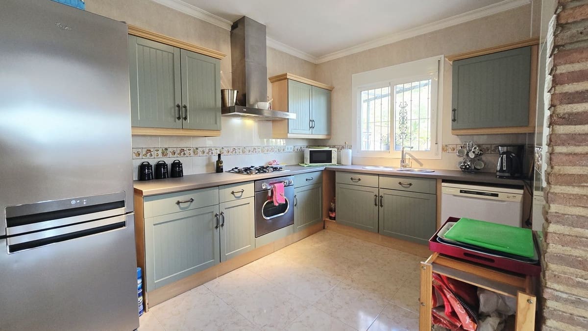 4 soveværelse Villa til salg i Alcaucin med swimmingpool garage - € 369.000 (Ref: 10128713)