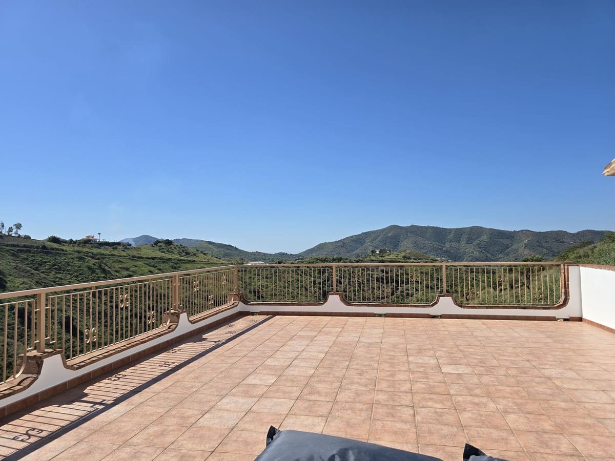 4 soverom Villa til salgs i Sedella med svømmebasseng garasje - € 499 000 (Ref: 10128785)