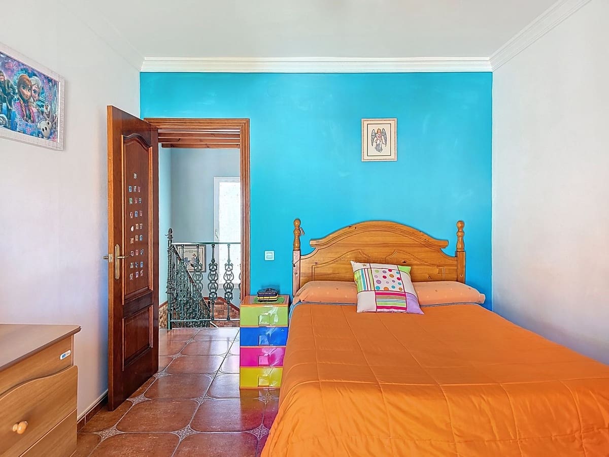 4 quarto Moradia para venda em Canillas de Albaida com piscina garagem - 437 000 € (Ref: 10128786)