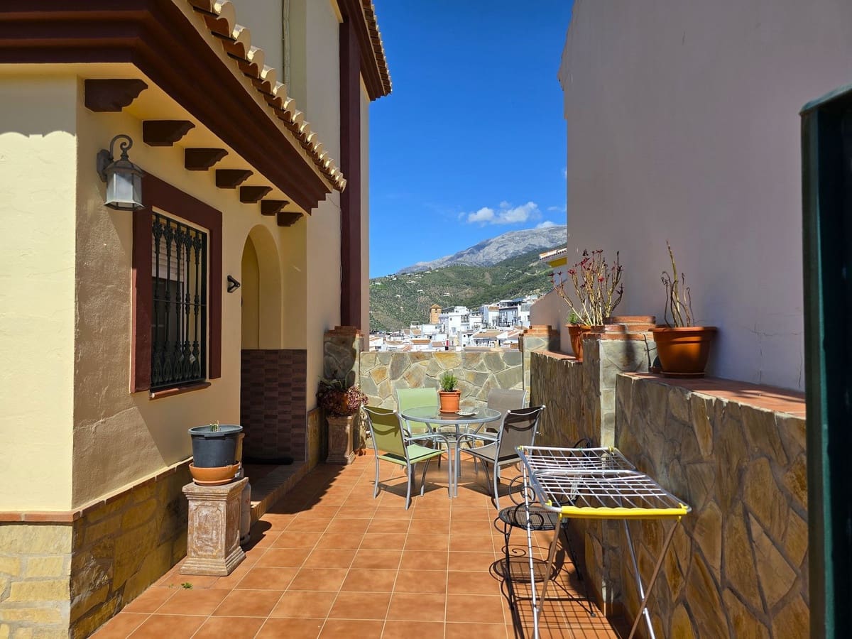 4 quarto Moradia para venda em Canillas de Albaida com piscina garagem - 437 000 € (Ref: 10128786)