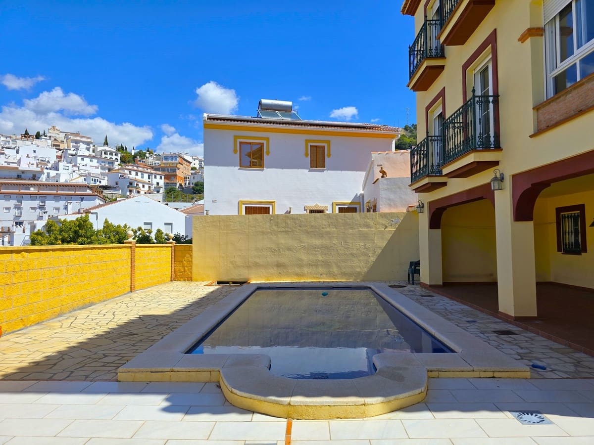 4 quarto Moradia para venda em Canillas de Albaida com piscina garagem - 437 000 € (Ref: 10128786)