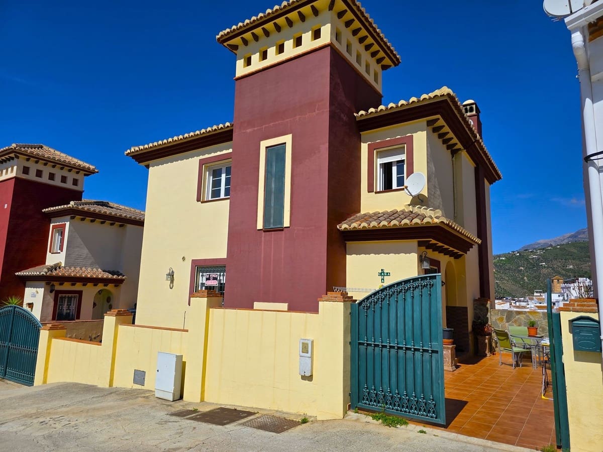 4 quarto Moradia para venda em Canillas de Albaida com piscina garagem - 437 000 € (Ref: 10128786)