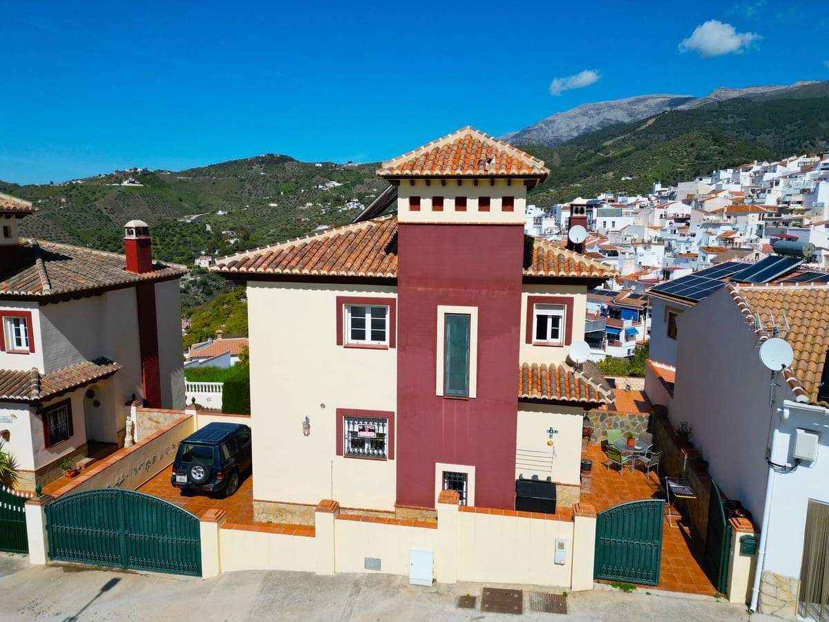 4 quarto Moradia para venda em Canillas de Albaida com piscina garagem - 437 000 € (Ref: 10128786)