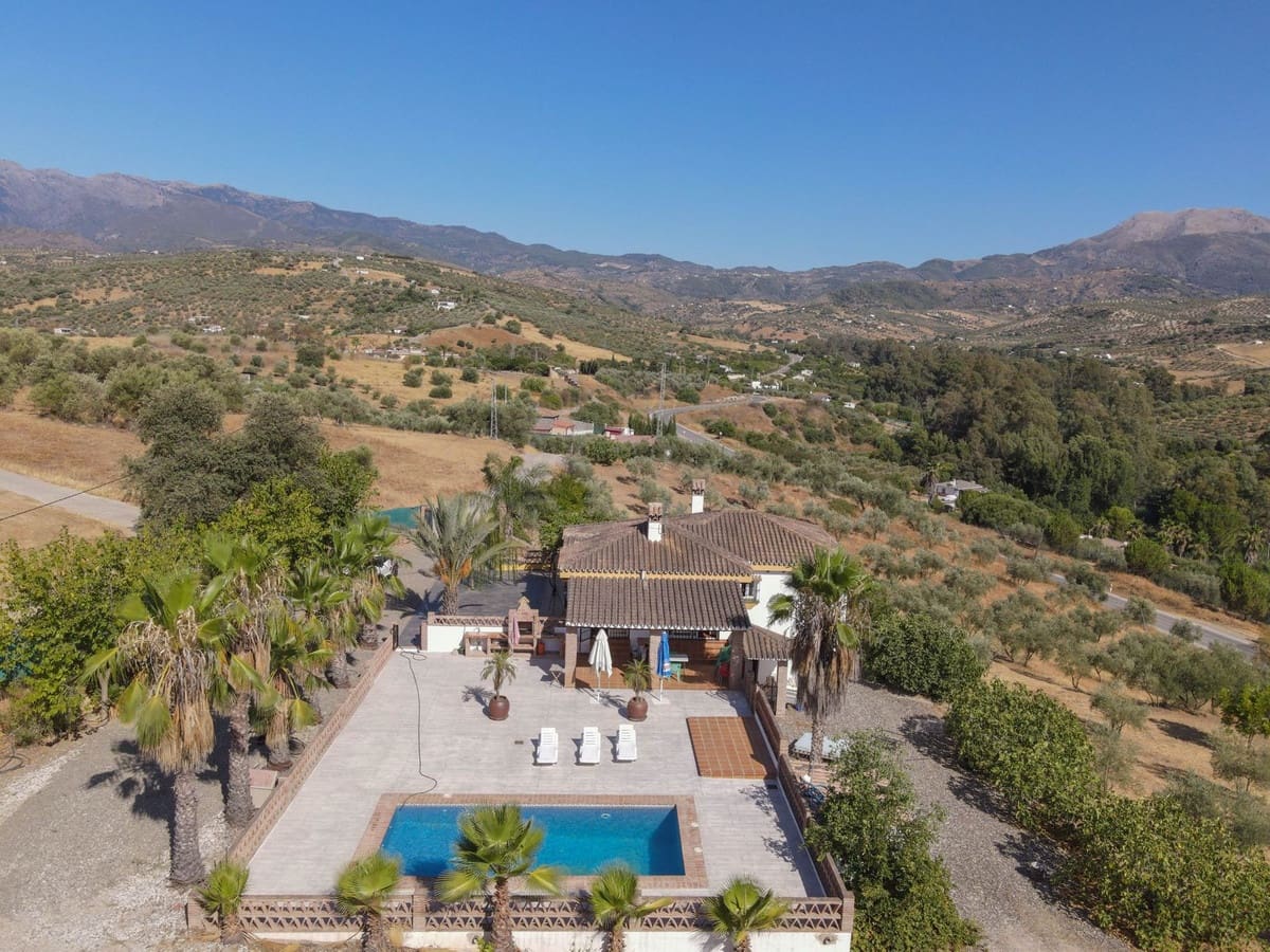 3 Zimmer Villa zu verkaufen in Guaro mit Pool Garage - 540.000 € (Ref: 10133967)