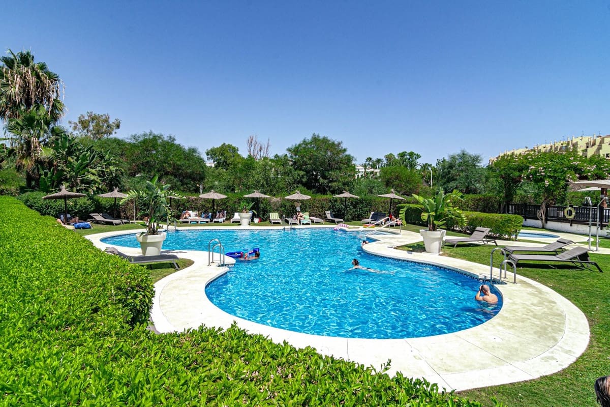 Apartamento de 2 habitaciones en New Golden Mile en venta con piscina garaje - 329.000 € (Ref: 10134003)