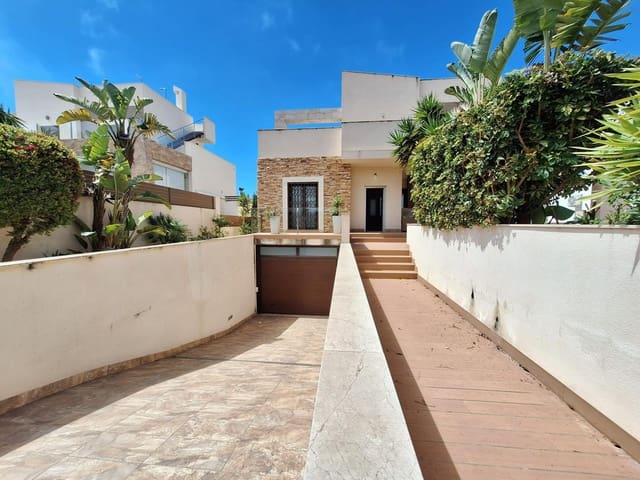 2 makuuhuone Huvila myytävänä paikassa Puerto Deportivo, Torrevieja mukana uima-altaan - 758 000 € (Ref: 10134113)