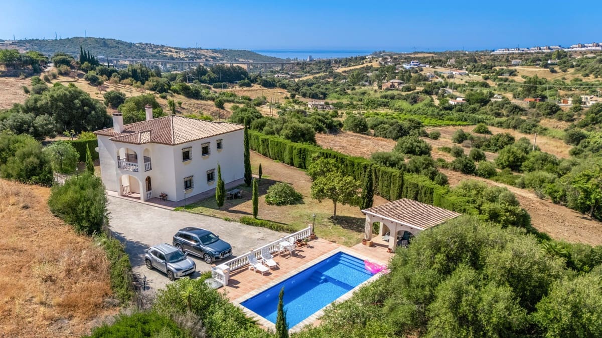 4 sovrum Villa till salu i Estepona med pool garage - 850 000 € (Ref: 10134150)