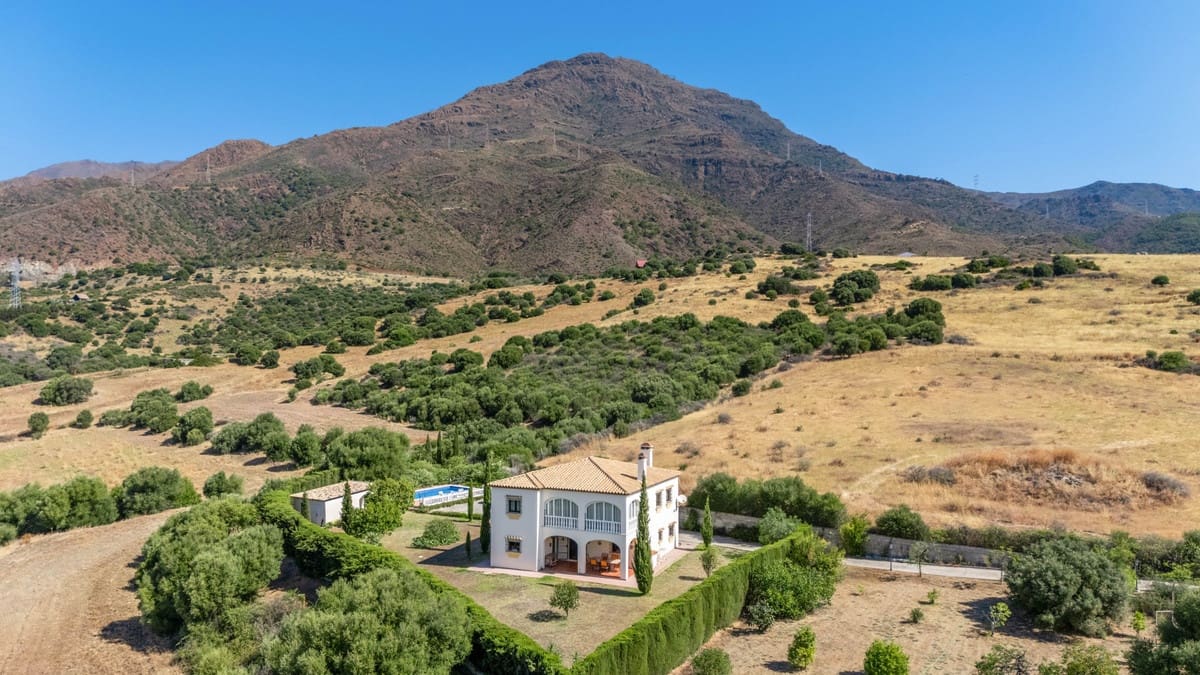 4 sovrum Villa till salu i Estepona med pool garage - 850 000 € (Ref: 10134150)