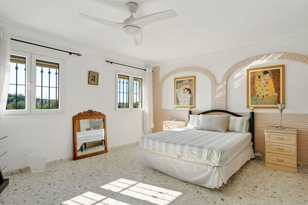 4 sovrum Villa till salu i Estepona med pool garage - 850 000 € (Ref: 10134150)