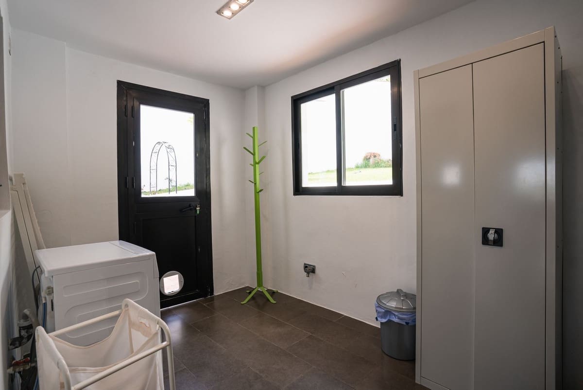 4 soveværelse Villa til salg i Istan med swimmingpool garage - € 890.000 (Ref: 10134300)
