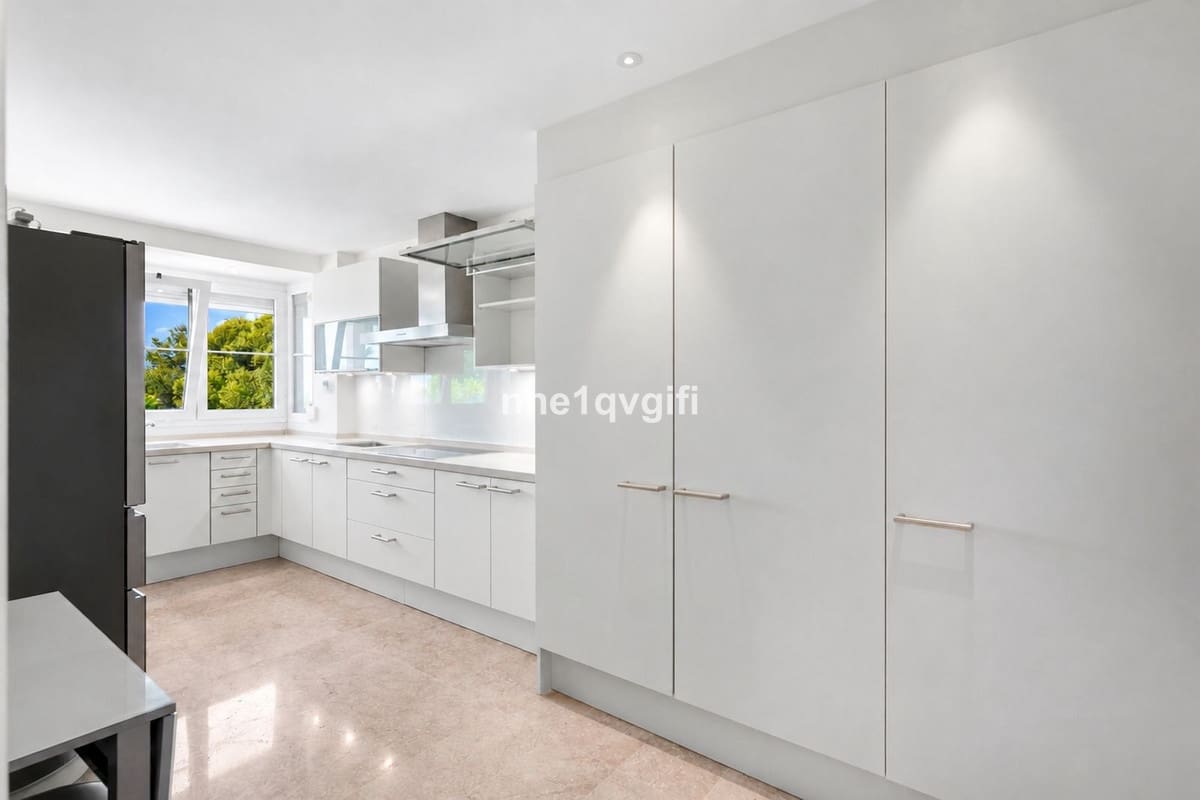 2 soveværelse Lejlighed til salg i Cabopino med swimmingpool garage - € 895.000 (Ref: 10134347)