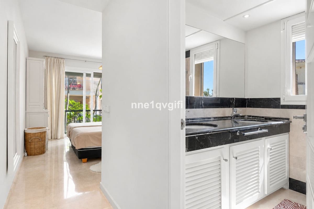 2 soveværelse Lejlighed til salg i Cabopino med swimmingpool garage - € 895.000 (Ref: 10134347)
