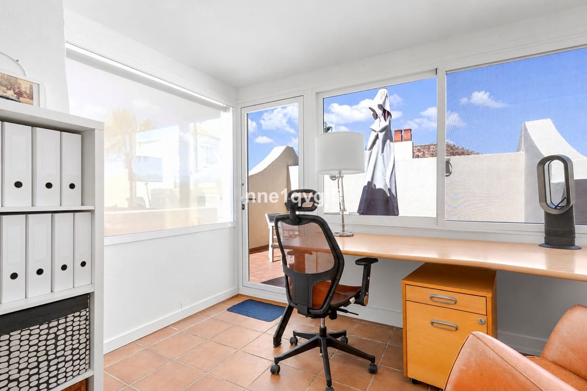 2 soveværelse Lejlighed til salg i Cabopino med swimmingpool garage - € 895.000 (Ref: 10134347)