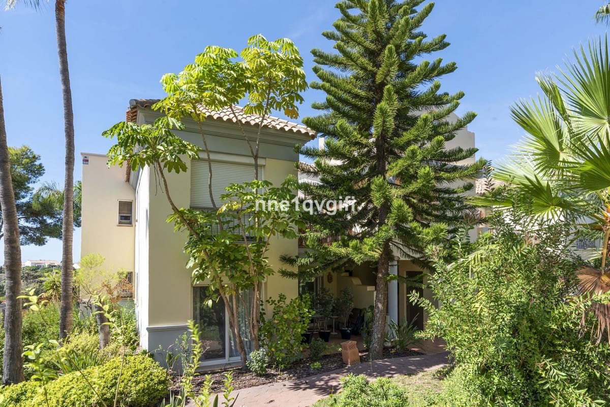 2 soveværelse Lejlighed til salg i Cabopino med swimmingpool garage - € 895.000 (Ref: 10134347)