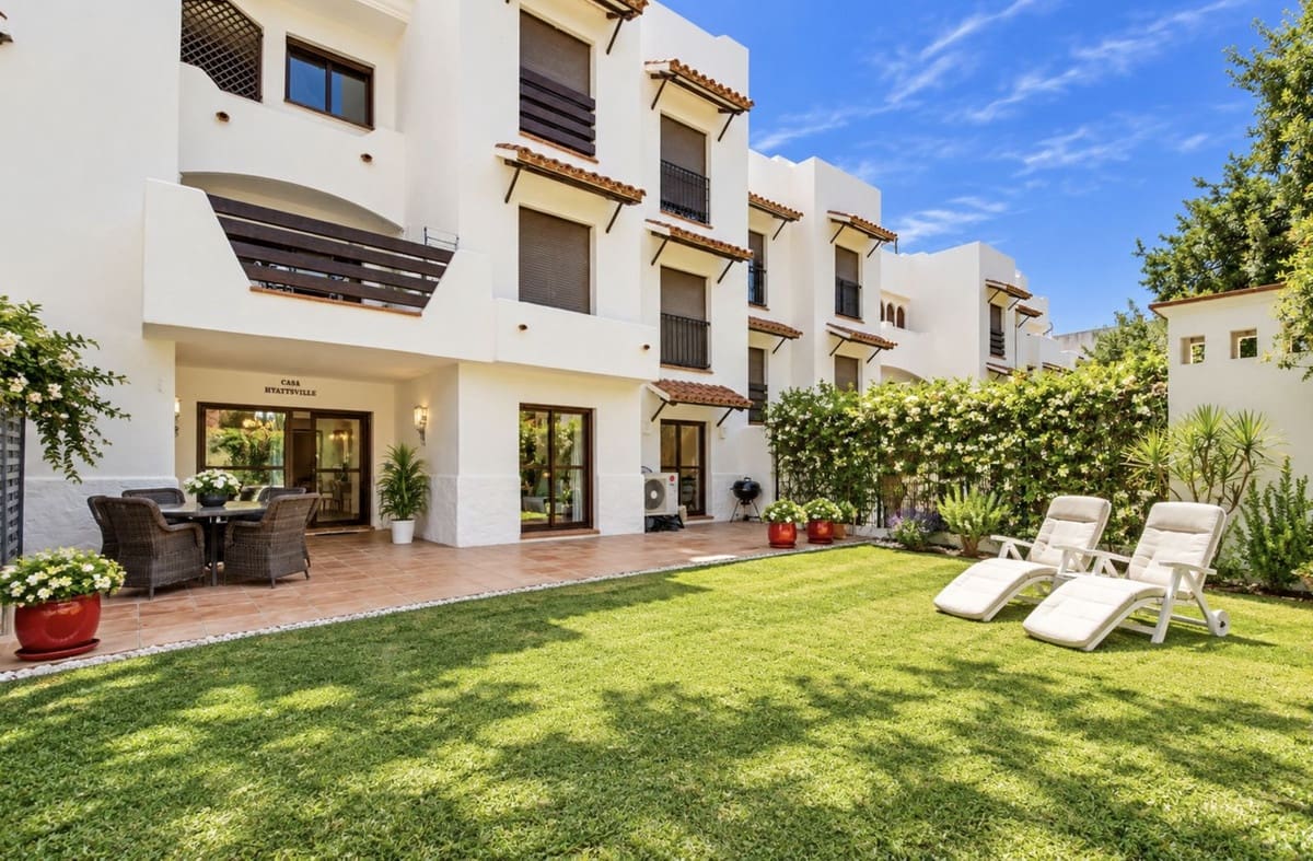 Apartamento de 2 habitaciones en Estepona en venta con piscina garaje - 345.000 € (Ref: 10134440)