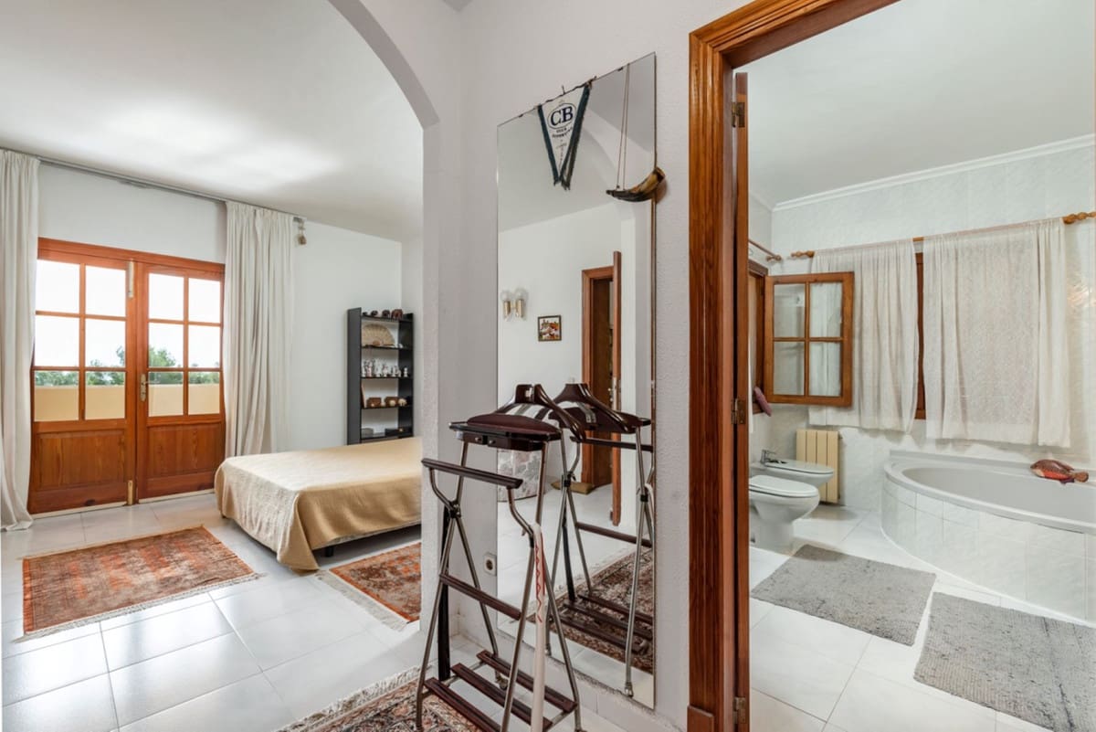 4 bedroom Villa for sale in Calvia with pool garage - € 3,800,000 (Ref: 10136894)
