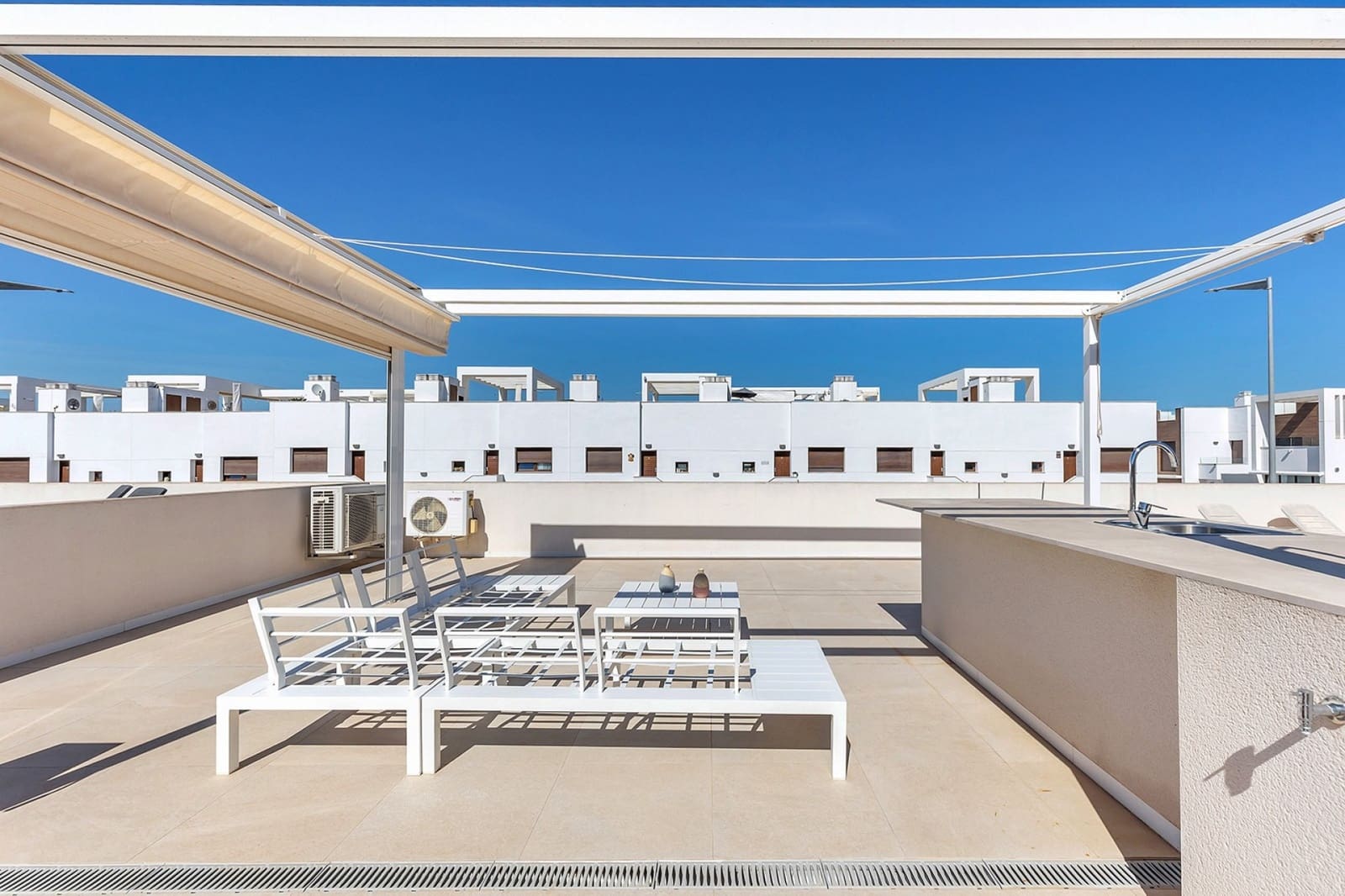 2 soveværelse Lejlighed til salg i Torrevieja med swimmingpool garage - € 294.000 (Ref: 10137053)