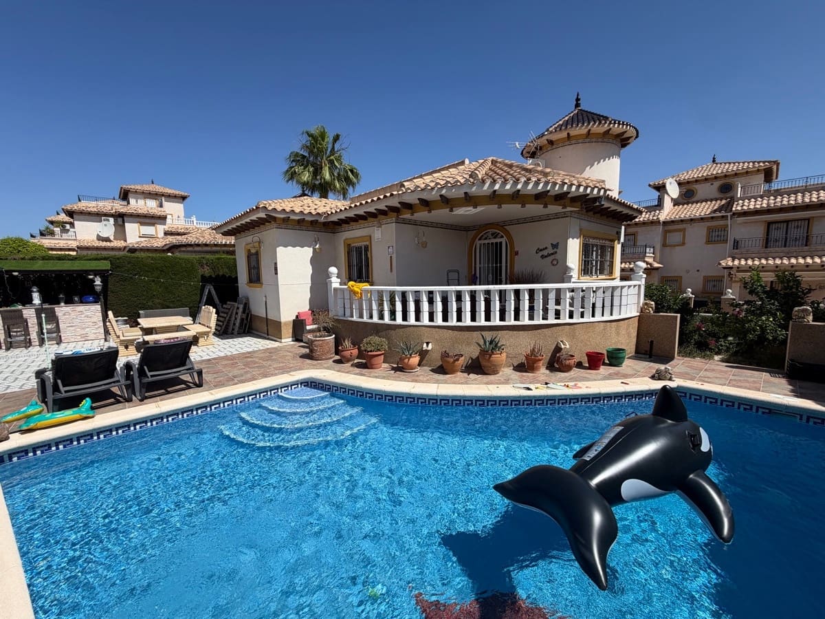 Chalet de 4 habitaciones en Orihuela en venta con piscina - 389.995 € (Ref: 10137066)
