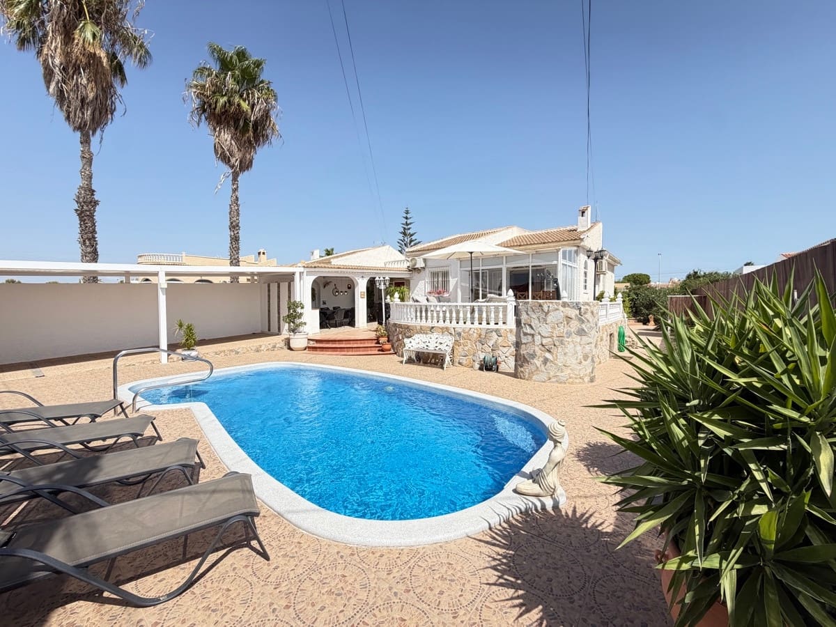 3 soverom Villa til salgs i San Luis med svømmebasseng garasje - € 399 900 (Ref: 10137073)