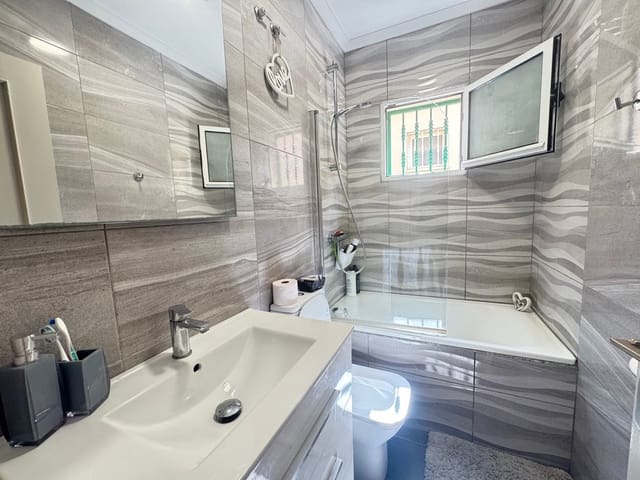 Chalet de 4 habitaciones en Villamartin, Orihuela en venta - 299.000 € (Ref: 10137093)