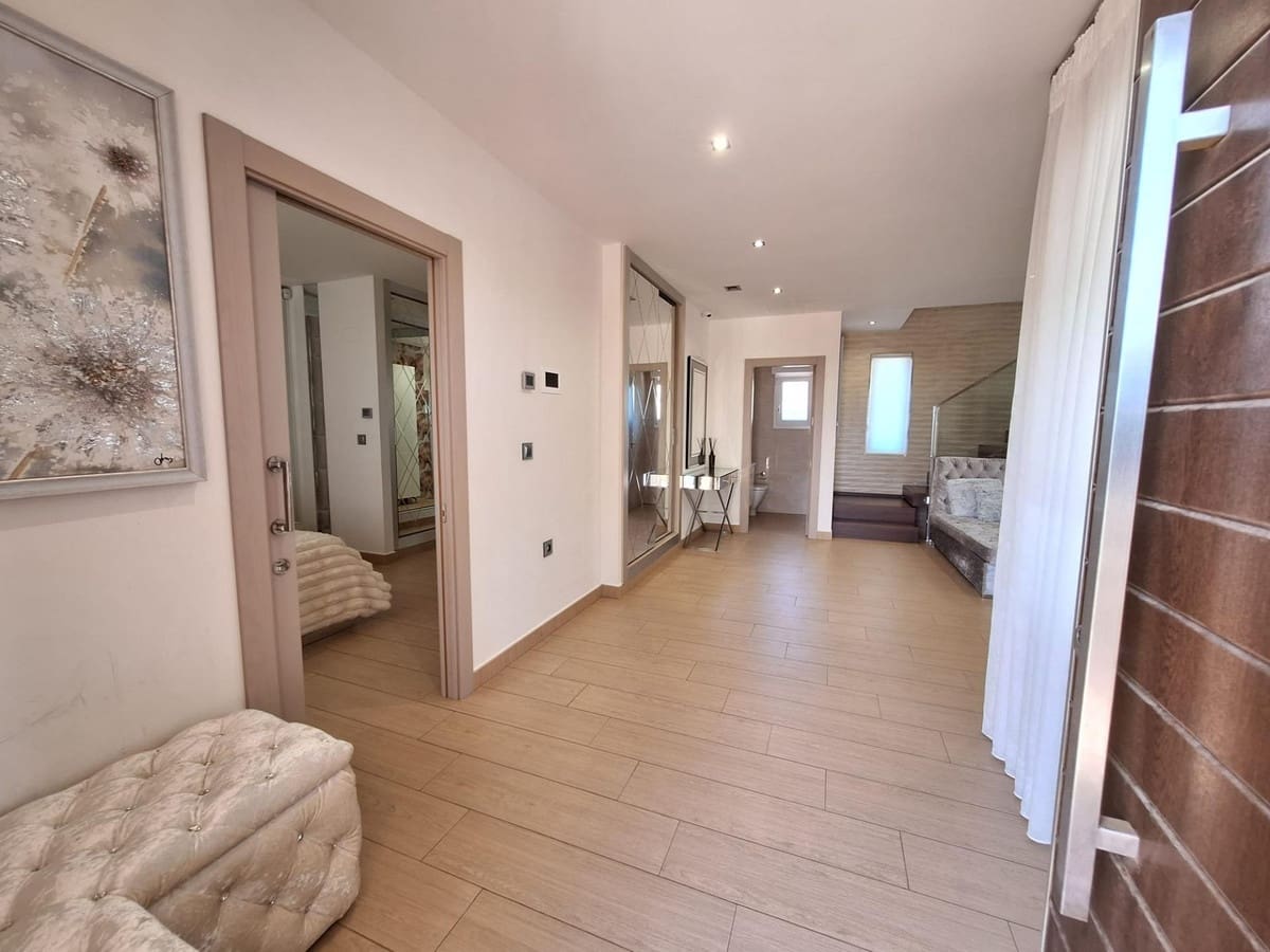2 sypialnia Willa na sprzedaż w Torrevieja z basenem - 758 000 € (Ref: 10137098)