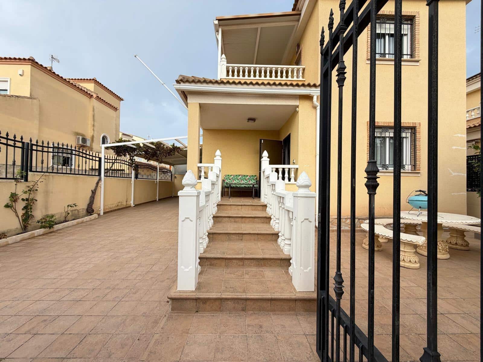 4 soverom Villa til salgs i Orihuela Costa med svømmebasseng garasje - € 380 000 (Ref: 10137188)