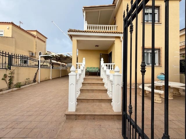 4 soverom Villa til salgs i Lomas de Cabo Roig - Los Dolses, Orihuela med svømmebasseng garasje - € 380 000 (Ref: 10137188)