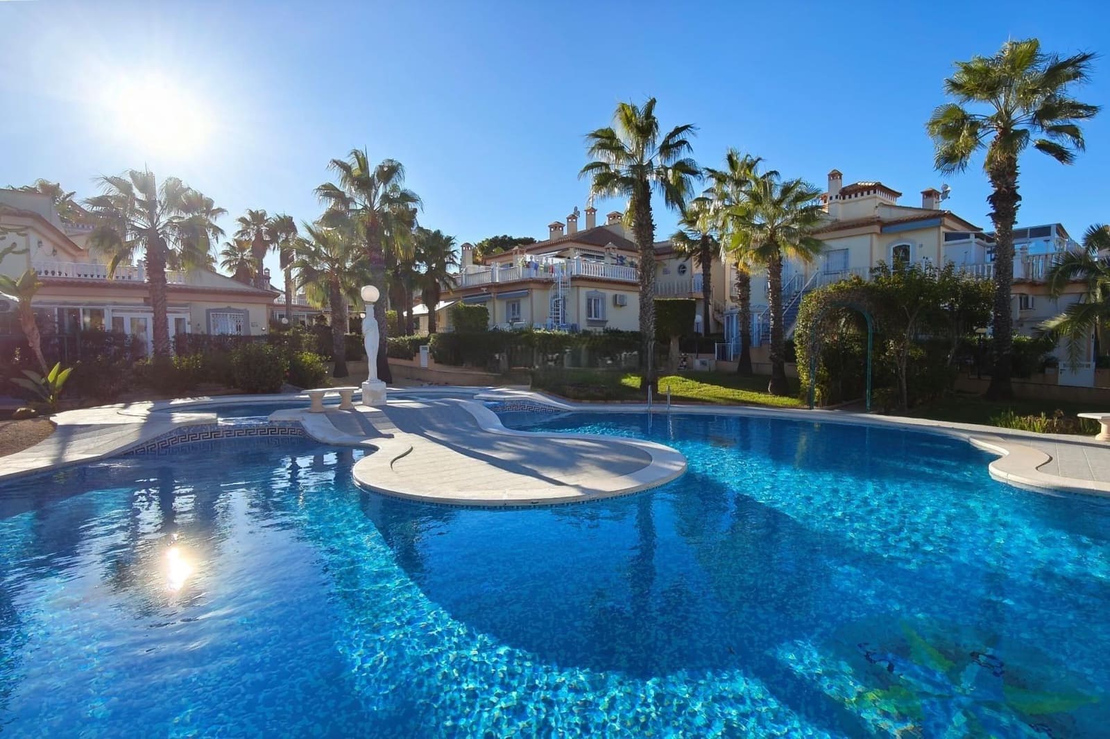 2 makuuhuone Bungalow myytävänä paikassa Torrevieja mukana uima-altaan - 175 000 € (Ref: 10137331)
