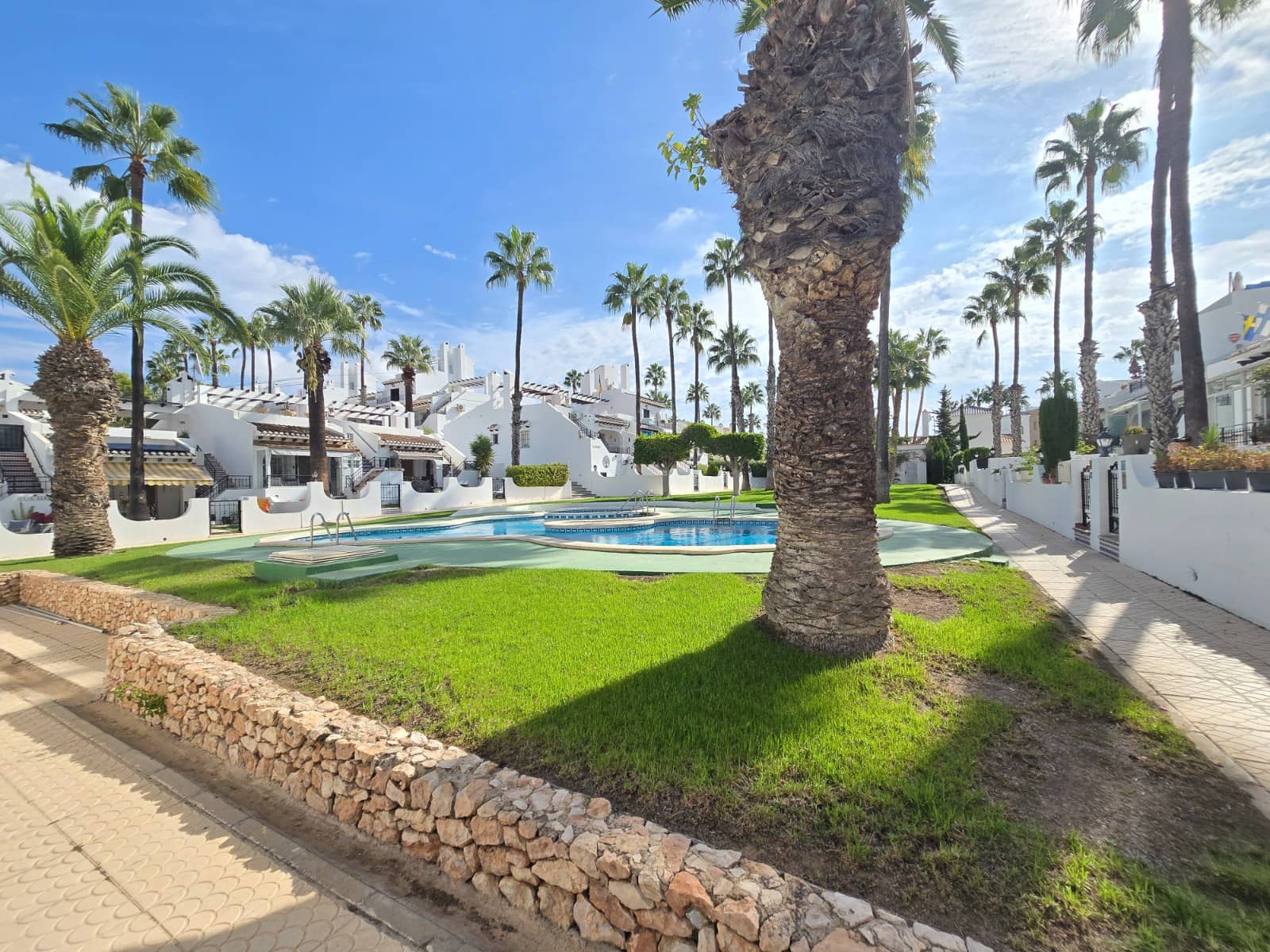 2 soveværelse Rækkehus til salg i Villamartin med swimmingpool - € 210.000 (Ref: 10137352)