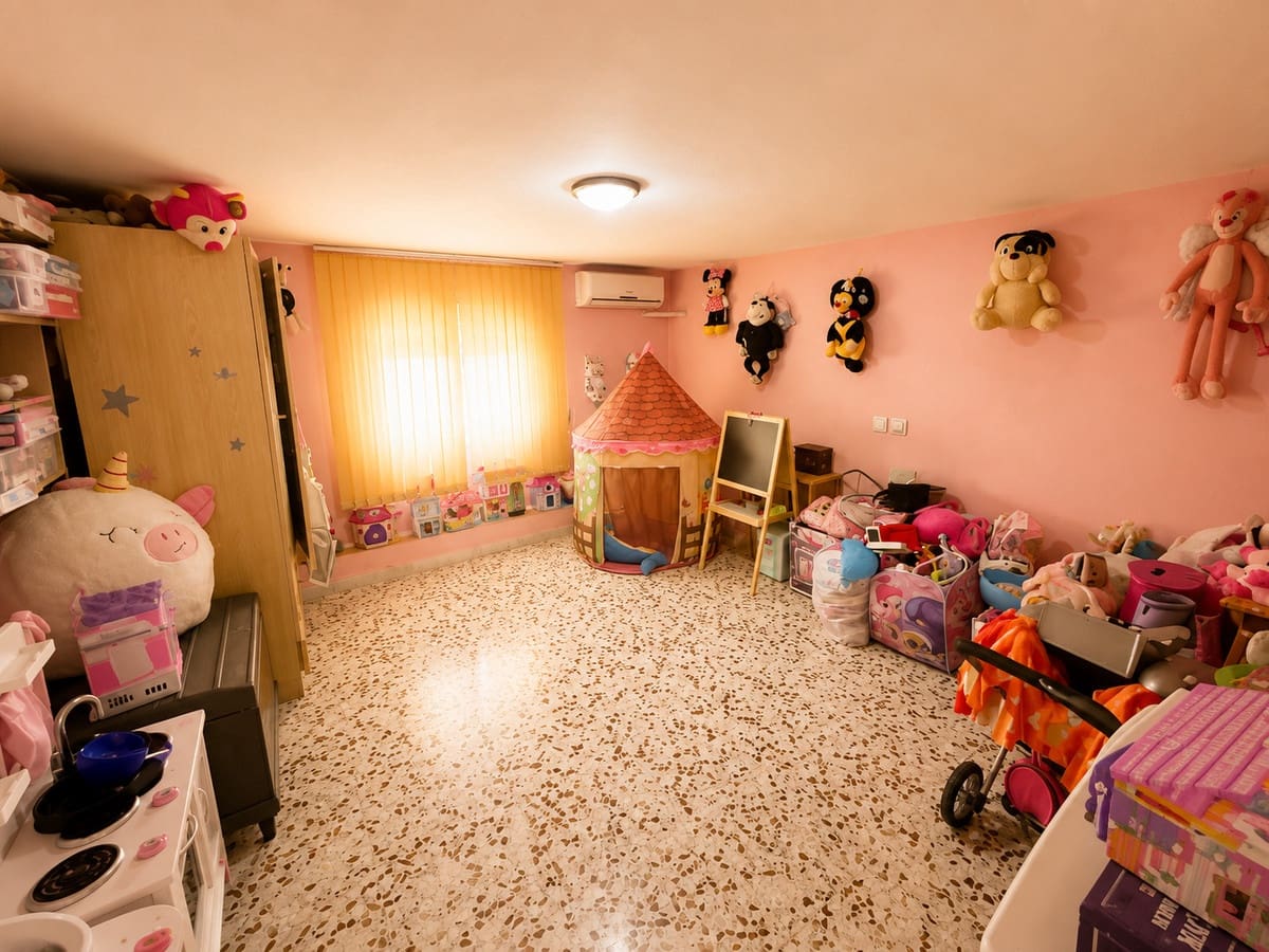 5 chambre Villa/Maison à vendre à La Siesta avec piscine garage - 389 000 € (Ref: 10137520)