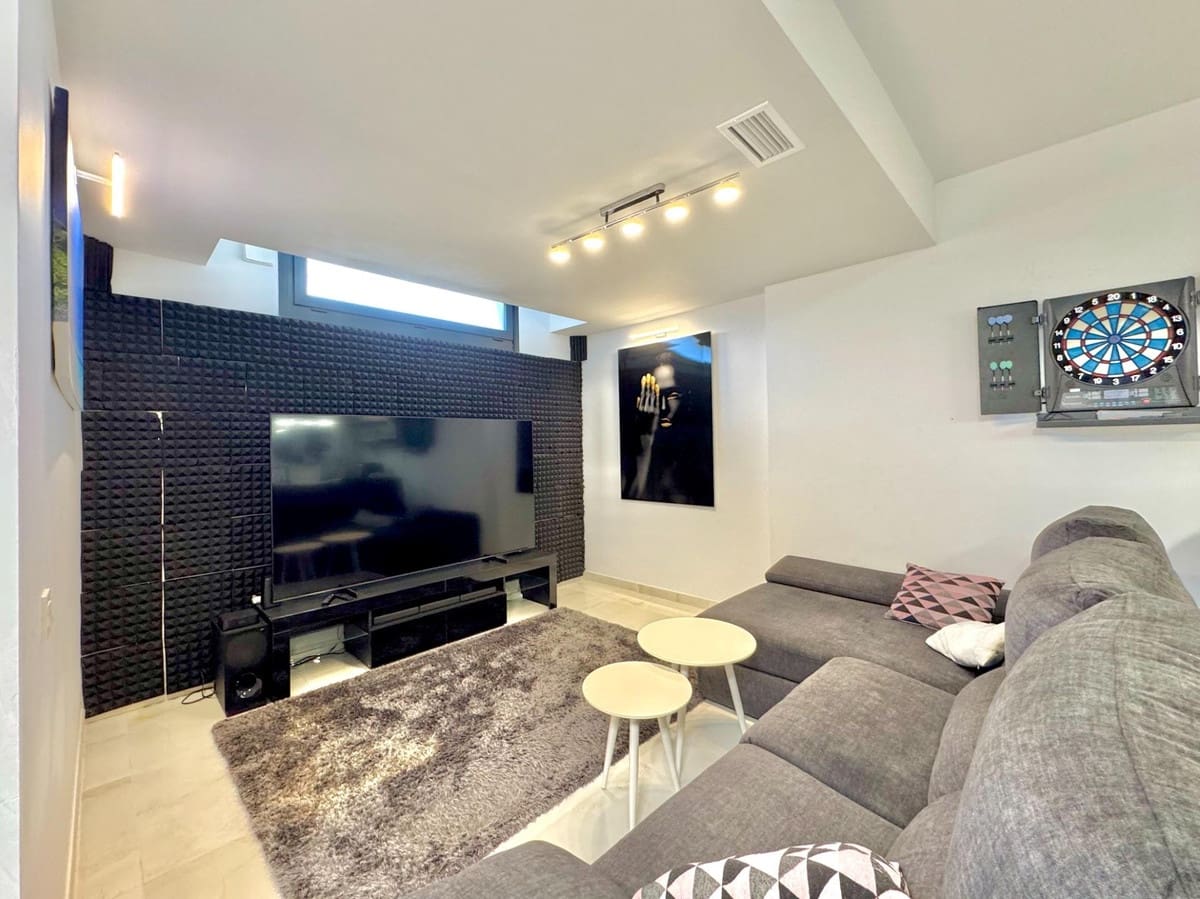 4 soverom Villa til salgs i Orihuela med svømmebasseng garasje - € 735 000 (Ref: 10137611)