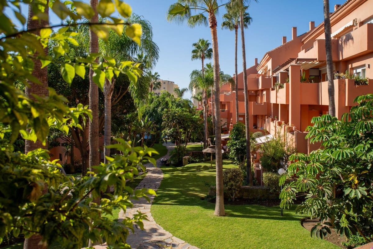 2 Zimmer Apartment zu verkaufen in Estepona mit Pool Garage - 577.000 € (Ref: 10140543)
