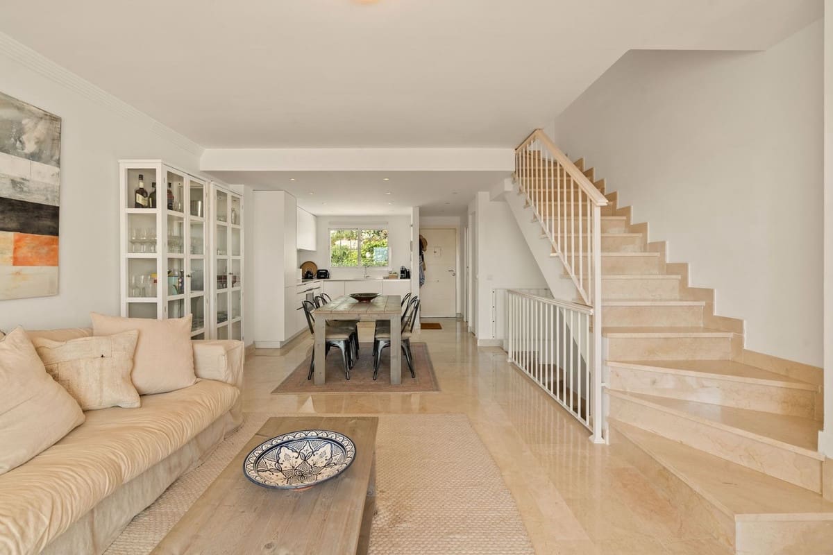 3 soverom Hus til salgs i El Paraiso med svømmebasseng garasje - € 749 000 (Ref: 10140571)
