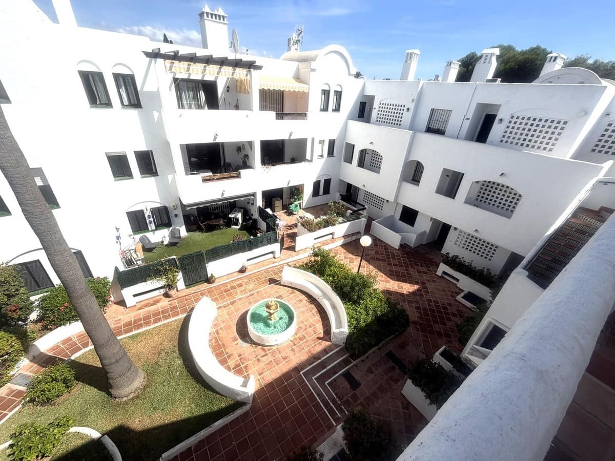 2 soverom Leilighet til salgs i El Paraiso med svømmebasseng garasje - € 342 000 (Ref: 10140586)