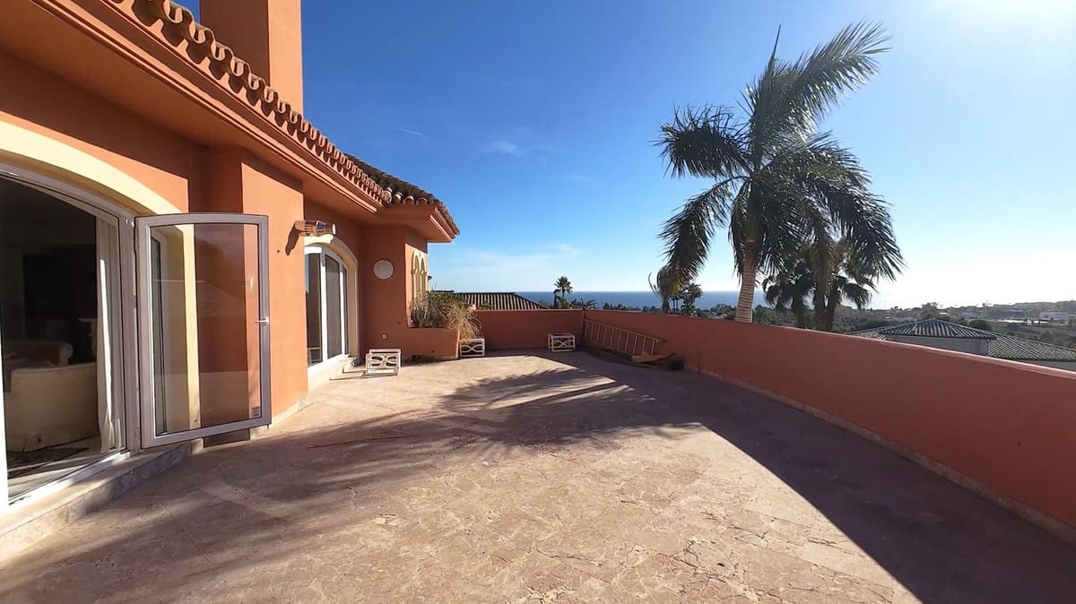 8 soverom Villa til salgs i El Paraiso med svømmebasseng garasje - € 3 995 000 (Ref: 10140752)