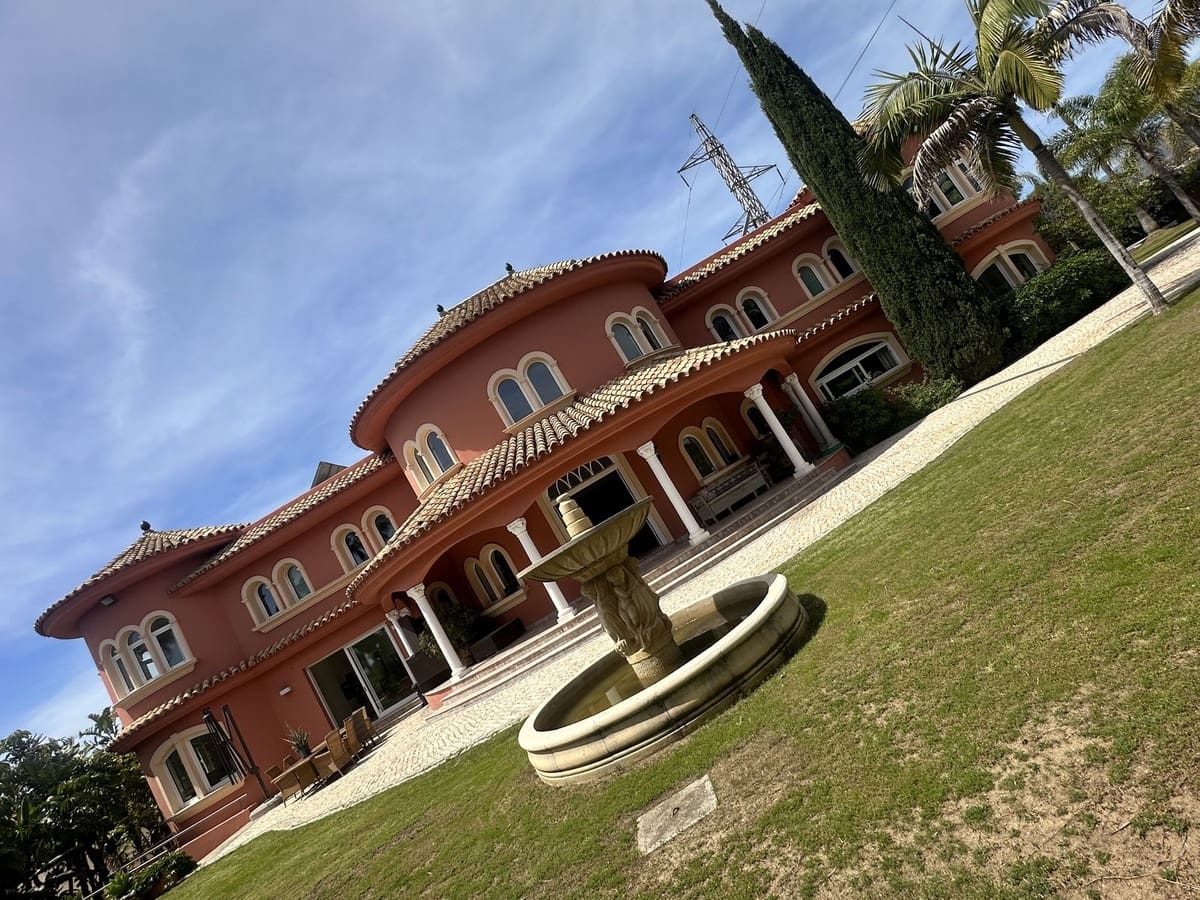 8 soverom Villa til salgs i El Paraiso med svømmebasseng garasje - € 3 995 000 (Ref: 10140752)