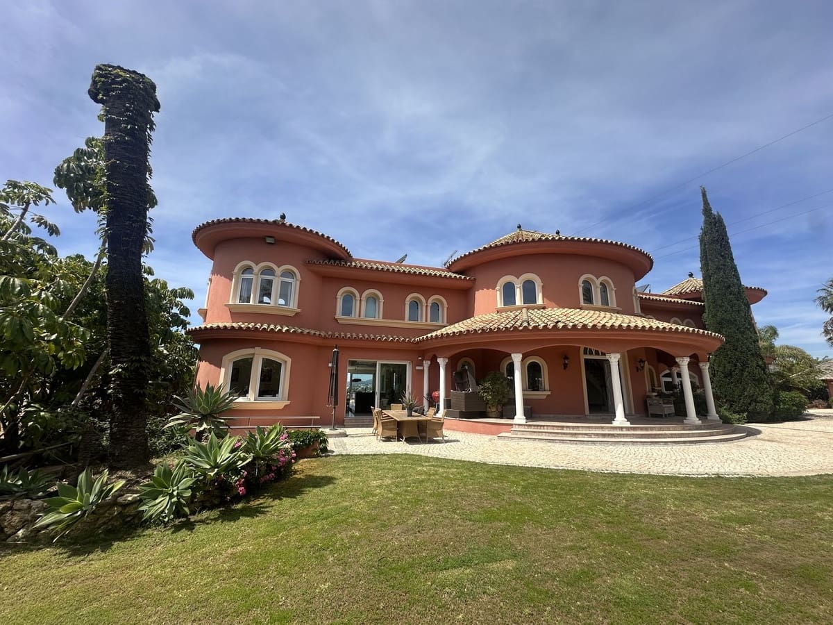 8 soverom Villa til salgs i El Paraiso med svømmebasseng garasje - € 3 995 000 (Ref: 10140752)