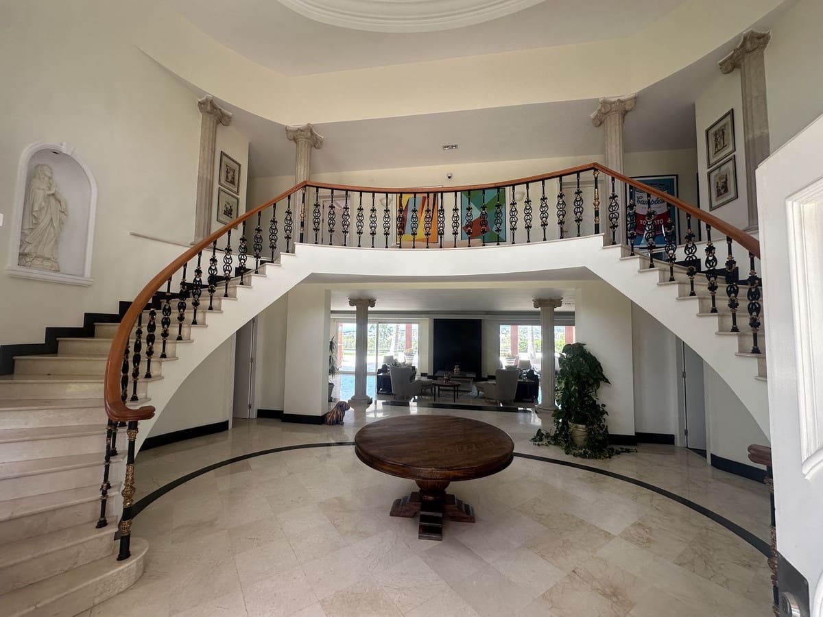 8 soverom Villa til salgs i El Paraiso med svømmebasseng garasje - € 3 995 000 (Ref: 10140752)