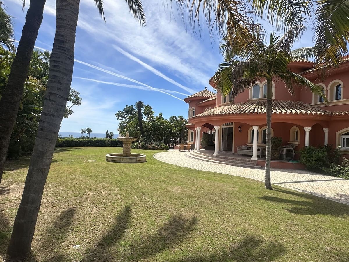 8 soverom Villa til salgs i El Paraiso med svømmebasseng garasje - € 3 995 000 (Ref: 10140752)