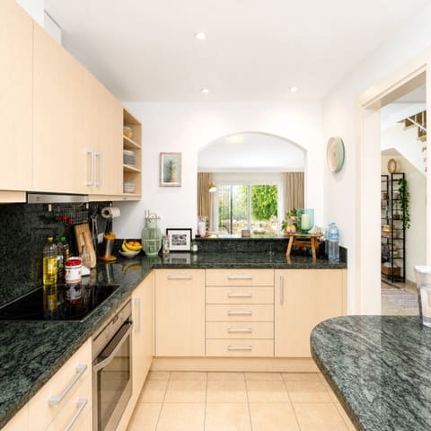 Chalet de 2 habitaciones en Nueva Atalaya, Estepona en venta con piscina - 450.000 € (Ref: 10140765)