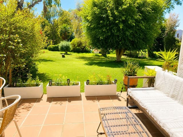 Chalet de 2 habitaciones en Nueva Atalaya, Estepona en venta con piscina - 450.000 € (Ref: 10140765)
